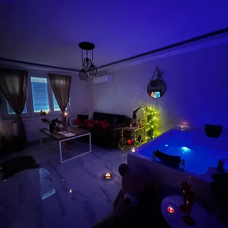 Teddy Bear Jacuzzi Apartment *